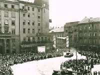 Trg bana Jelačića 1945. godine. ulazak tenkova.jpg